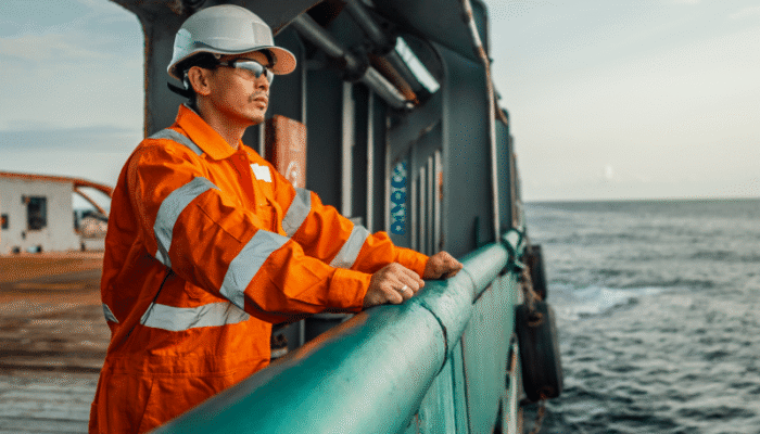 Sjømann står ved rekka på suppliebåt